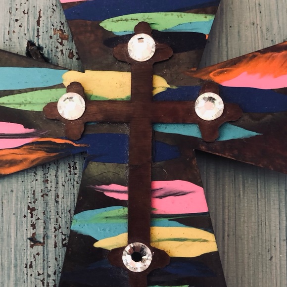 Painted metal cross that could be a wall hanging, Xmas tree ornament, or pendant - Picture 6 of 9